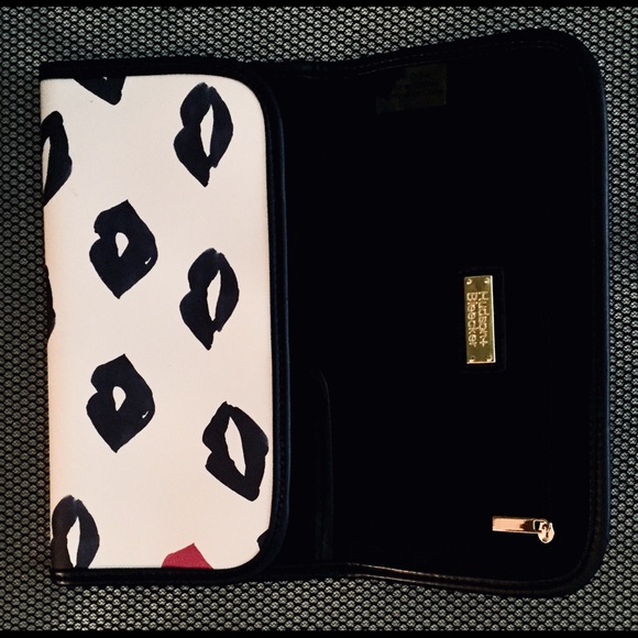 NWT Trifold Lip Print Makeup Bag - Picture 4 of 8